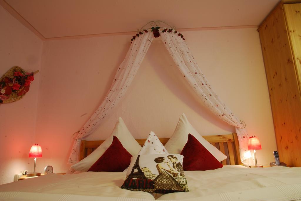 Logis L'Auberge Gutshof Бишофсверда Стая снимка
