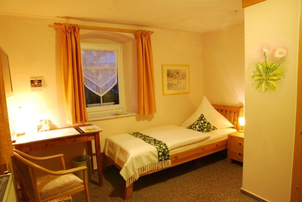 Logis L'Auberge Gutshof Бишофсверда Стая снимка