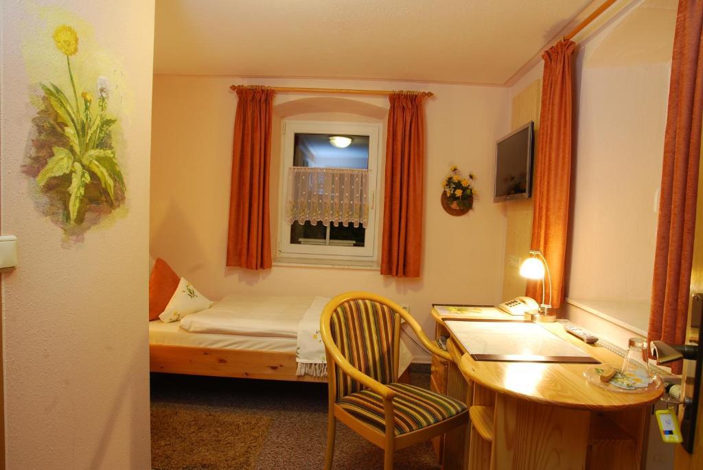 Logis L'Auberge Gutshof Бишофсверда Стая снимка